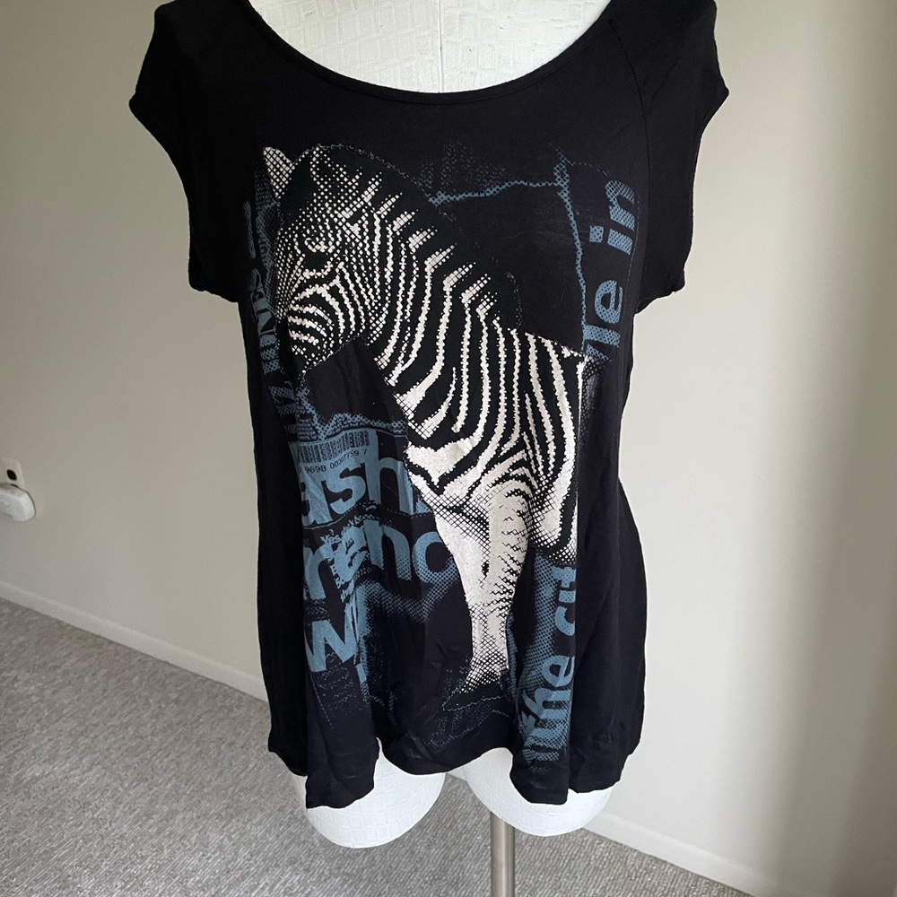 ISSI Black Graphic Cap Sleeve Tee